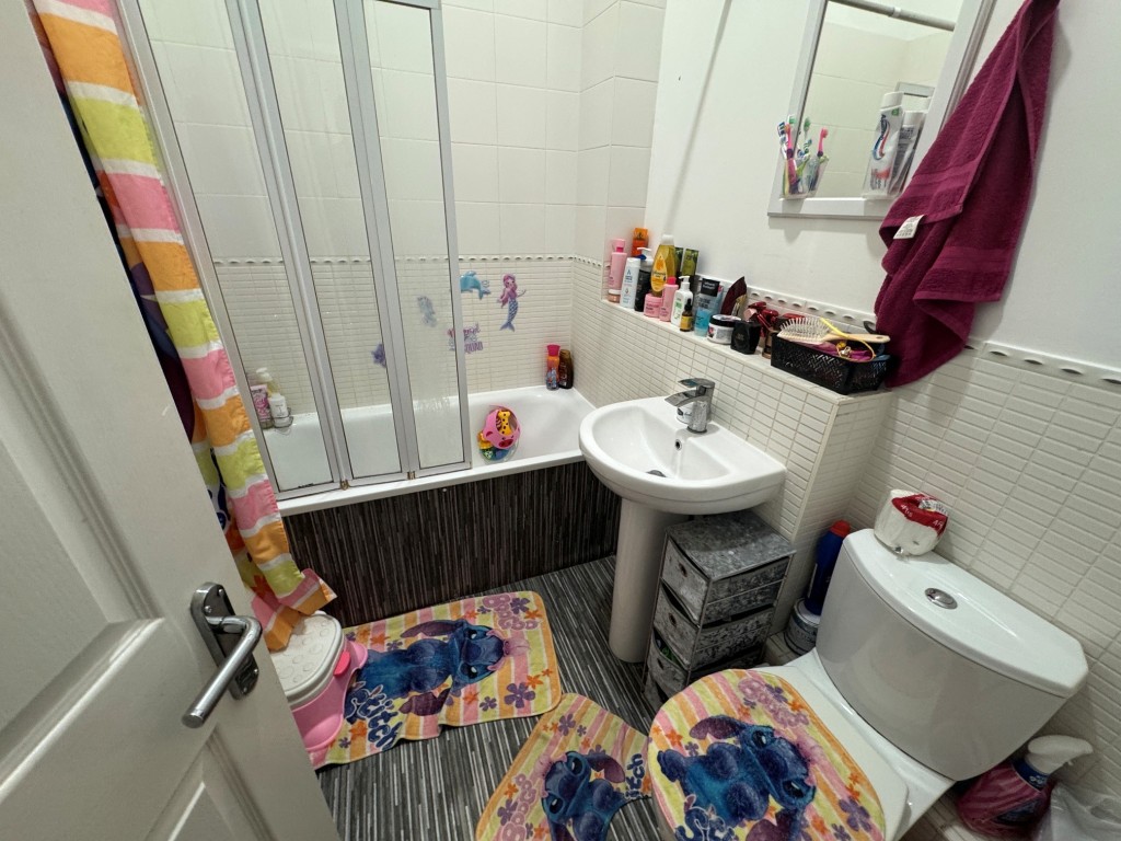 Lot: 113 - SIX FLATS FOR INVESTMENT - James House Flat 2 Bathroom/shower room with W.C.